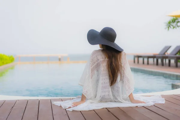 Retrato jovem asiático mulher feliz sorriso relaxar ao redor ao ar livre natação — Fotografia de Stock