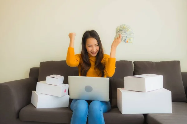 Portret jonge aziatische vrouw met behulp van laptop computer voor het werk met p — Stockfoto