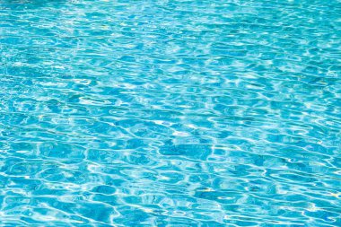 Soyut ve yüzey havuzu suyu güneş ışığıyla yansıtır
