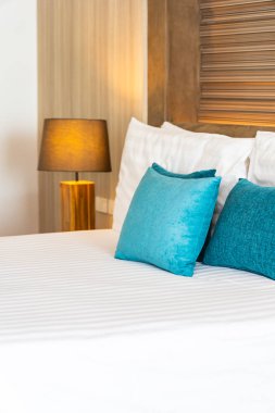 Yatak odasının iç dekorasyonunda beyaz rahat yastık.