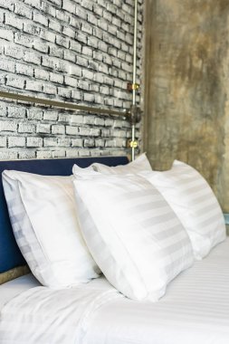 Yatak odasının iç tarafındaki yastıkta lamba var.