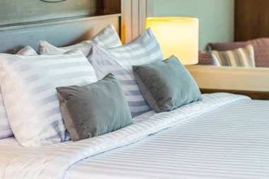 Yatak odasının iç tarafındaki yastıkta lamba var.