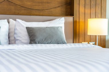 Yatak odasının iç tarafındaki yastıkta lamba var.