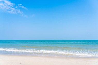 Plajın etrafındaki güzel tropikal okyanus mavi gökyüzü bulutu seyahat için beyaz bulut