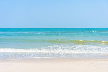 Plajın etrafındaki güzel tropikal okyanus mavi gökyüzü bulutu seyahat için beyaz bulut