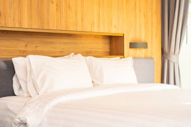 Yatak odasının iç tarafındaki yastıkta lamba var.