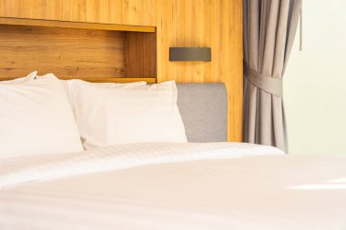 Yatak odasının iç tarafındaki yastıkta lamba var.