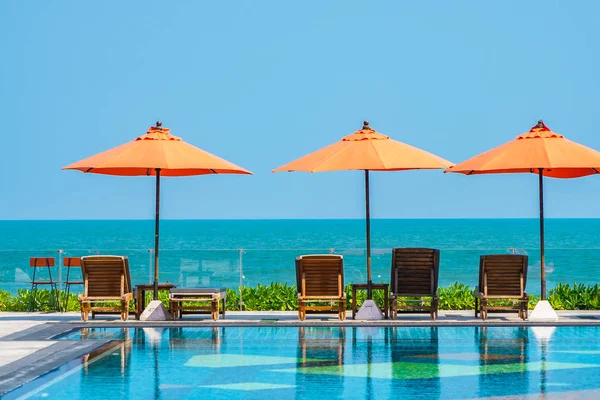 Şemsiye Sandalye Açık Havuz Etrafında Tatil Tatili Için Otel Odasında — Stok fotoğraf