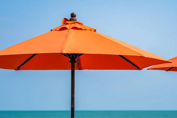 Deštník Krásnou Modrou Oblohou Pozadí Téměř Moře Oceán Pláž Pro — Stock fotografie
