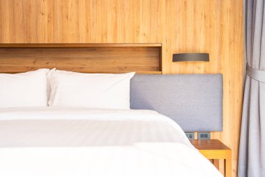 Yatak odasının iç tarafındaki yastıkta lamba var.