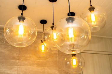 Güzel elektrikli tavan lambası dekorasyonu oda içi