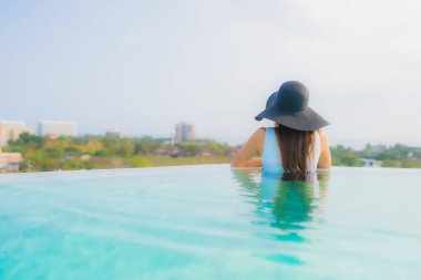 Güzel bir Asyalı kadın portresi. Mutlu bir gülümseme. Otelde yüzme havuzunda rahatla.