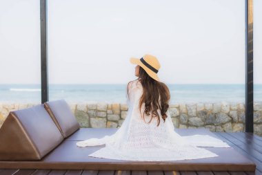 Genç Asyalı kadının portresi. Mutlu bir gülümseme. Deniz kıyısında tatil için rahatlayın.