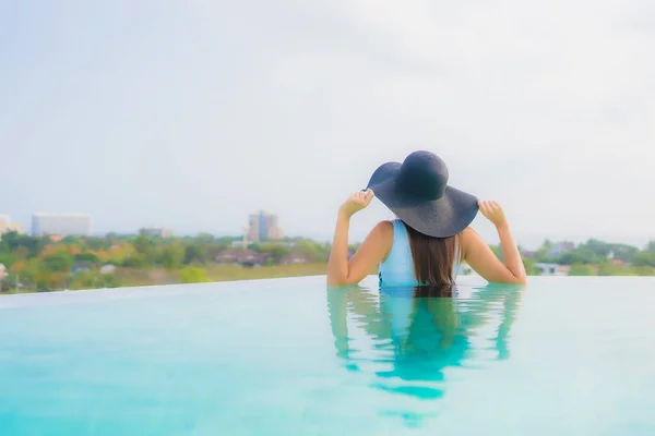 Retrato Hermosa Joven Mujer Asiática Feliz Sonrisa Relajarse Alrededor Piscina — Foto de Stock