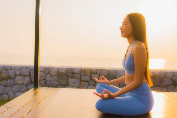 Retrato Joven Asiático Mujer Hacer Meditación Alrededor Mar Playa Océano —  Fotos de Stock