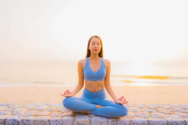 Retrato Jovem Mulher Asiática Fazer Meditação Torno Mar Praia Oceano — Fotografia de Stock