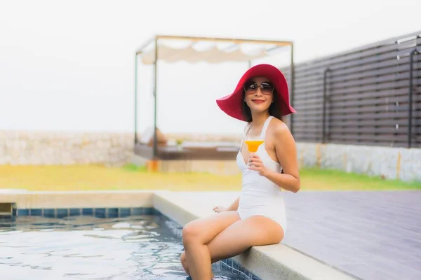 Retrato Joven Mujer Asiática Feliz Sonrisa Relajarse Alrededor Piscina Aire — Foto de Stock