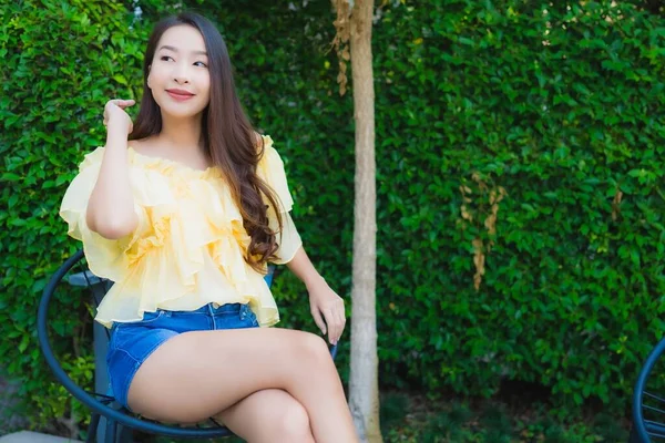 Joven Asiático Mujer Feliz Sonrisa Relajarse Sentarse Silla Alrededor Naturaleza — Foto de Stock