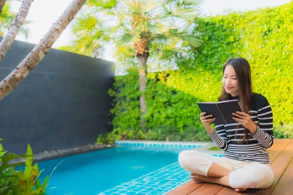 Ritratto Giovane Donna Asiatica Leggere Libro Intorno Piscina All Aperto — Foto Stock