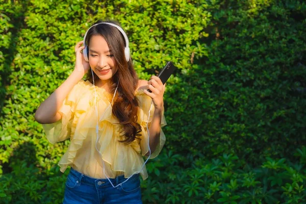 Junge Asiatin Benutzt Smartphone Mit Kopfhörer Musik Freien Hören — Stockfoto