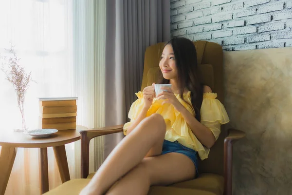 Retrato Joven Asiática Mujer Sentarse Sofá Silla Leer Libro Con —  Fotos de Stock