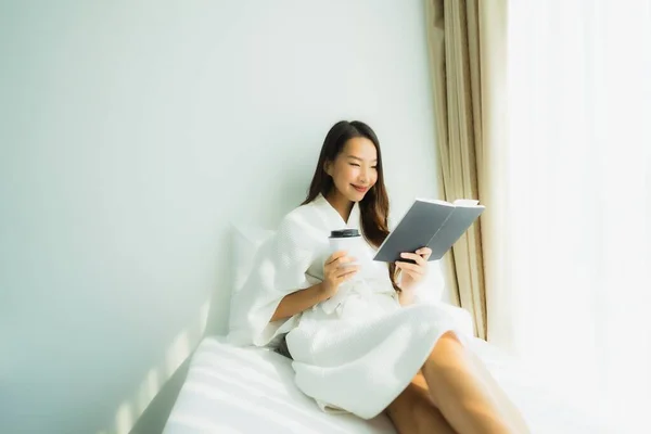 Giovane Donna Asiatica Con Tazza Caffè Leggere Libro Sul Letto — Foto Stock