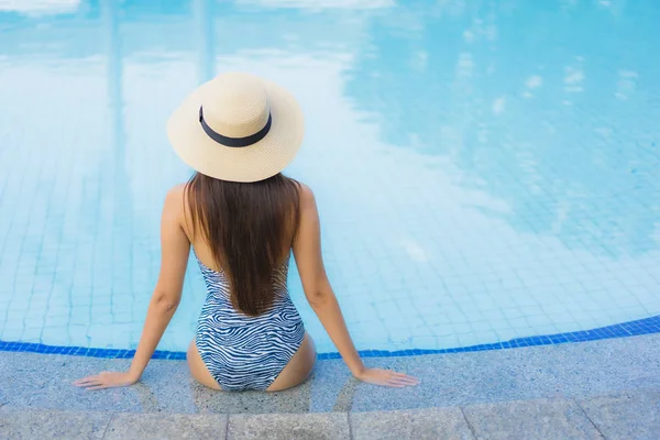 Retrato Bonito Jovem Asiático Mulheres Feliz Sorriso Relaxar Piscina Livre — Fotografia de Stock