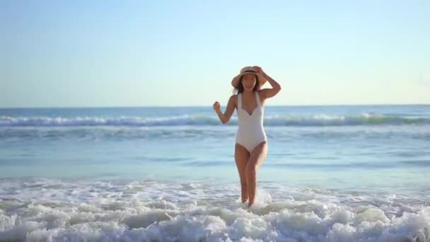 Πλάνα Από Όμορφη Ασιάτισσα Γυναίκα Στην Παραλία Κατά Διάρκεια Των — Αρχείο Βίντεο