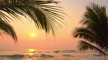 Güzel dalgalı denizin sakin görüntüleri.