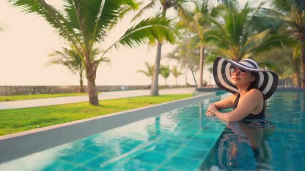 Metraje Hermosa Mujer Asiática Relajándose Piscina Hotel — Vídeos de Stock