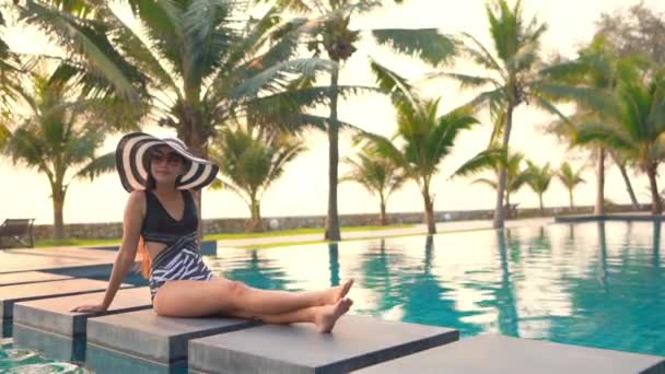 Кадри Красивої Азіатки Розслабляється Басейні Готелі — стокове відео