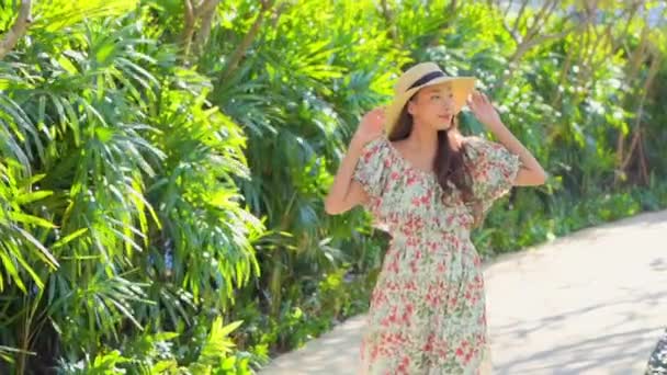 Πλάνα Από Όμορφη Νεαρή Ασιατική Γυναίκα Πόδια Στο Καταπράσινο Κήπο — Αρχείο Βίντεο