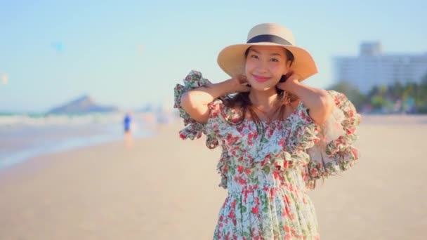 休暇中の海岸の美しいアジア系女性の映像 — ストック動画