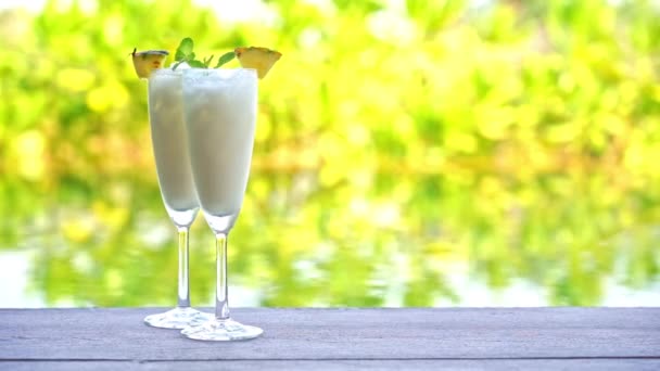 Riprese Ravvicinate Bicchieri Cocktail Sul Tavolo Legno — Video Stock