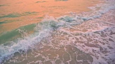 Güzel dalgalı denizin sakin görüntüleri.