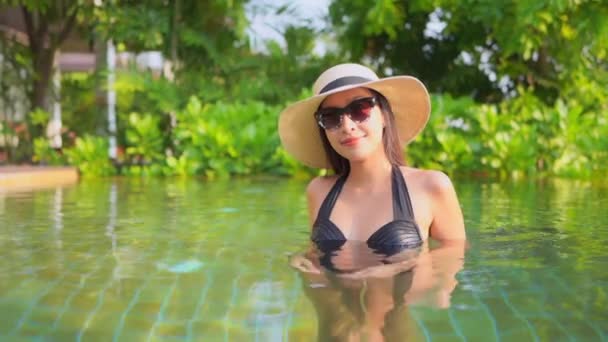 Filmati Una Bella Donna Asiatica Che Rilassa Piscina Hotel — Video Stock