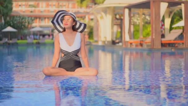 Metraje Hermosa Mujer Asiática Relajándose Piscina Hotel — Vídeos de Stock