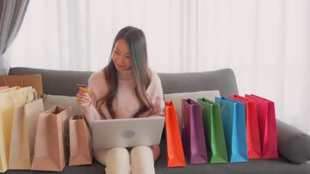 Beeldmateriaal Van Mooie Aziatische Vrouw Het Maken Van Shopping Thuis — Stockvideo