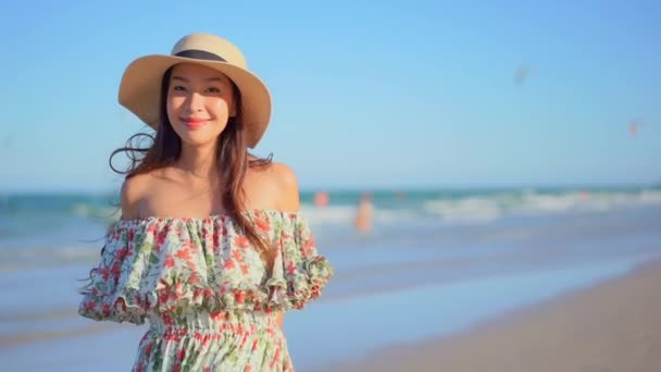 Metraje Hermosa Mujer Asiática Orilla Del Mar Durante Las Vacaciones — Vídeo de stock