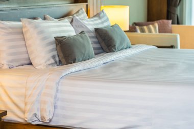 Yatak odasının iç tarafındaki yastıkta lamba var.