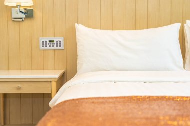 Yatak odasının iç tarafındaki yastıkta lamba var.