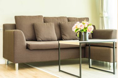 Yastıklı vazo çiçeği ve oturma odasının iç dekorasyonu.