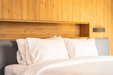 Yatak odasının iç tarafındaki yastıkta lamba var.