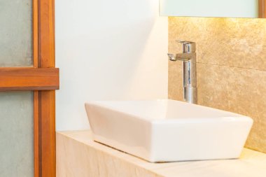 Musluk suyu banyonun içini dekore ediyor.