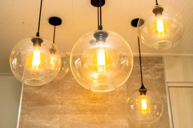 Güzel elektrikli tavan lambası dekorasyonu oda içi