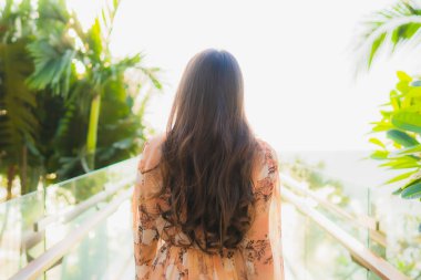 Güzel Asyalı genç kadınların portresi açık havada mutlu bir gülümseme mutlu bir gülümseme tropikal doğa sahillerinde palmiye ağacı ile rahatlamak