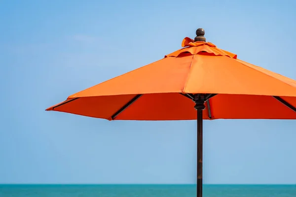 Guarda Chuva Com Fundo Céu Azul Bonito Quase Mar Oceano — Fotografia de Stock