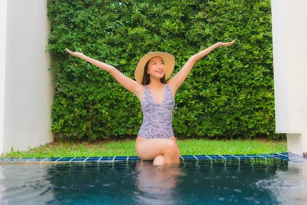 Portrait Belle Jeune Femme Asiatique Sourire Heureux Détendre Autour Piscine — Photo