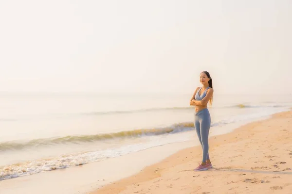 Retrato Esporte Jovem Mulher Asiática Preparar Exercício Correr Praia Mar — Fotografia de Stock