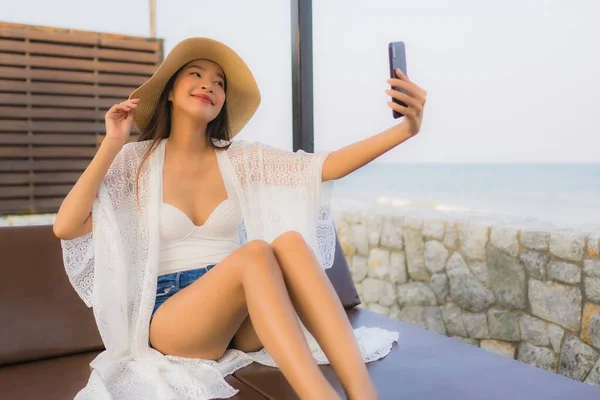 Portrait Young Asian Woman Using Smart Mobile Phone Outdoor Beach — Stock Photo, Image